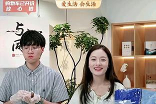 闹乌龙！主裁向场边出红牌&字幕显示是穆帅 但他一直留在场边指挥